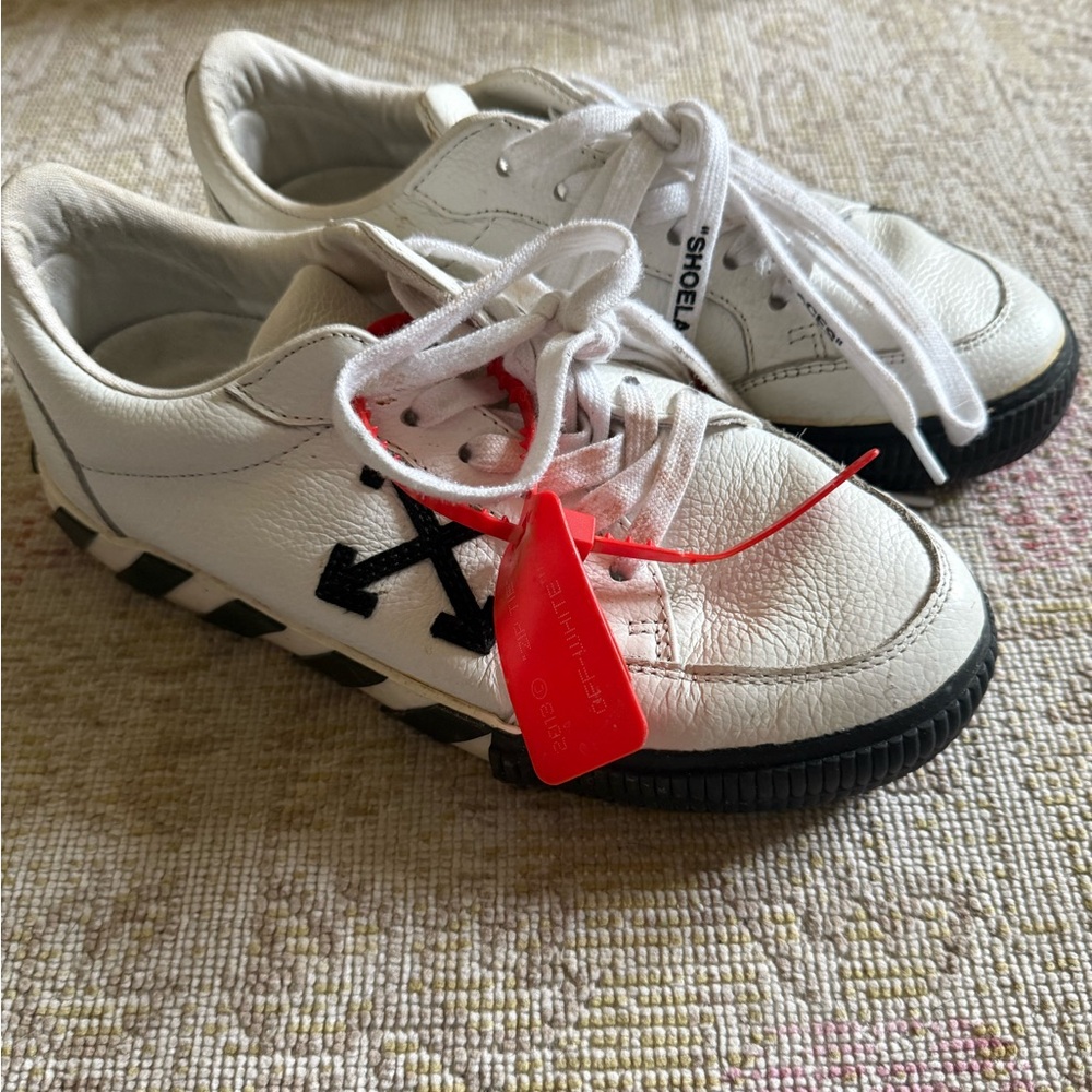 Off-White Kids White and Black Sneakers with Red Tag